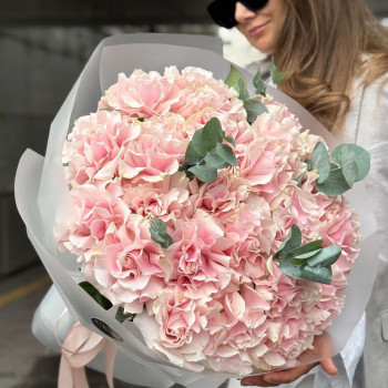 Elegant bouquet of French roses with eucalyptus